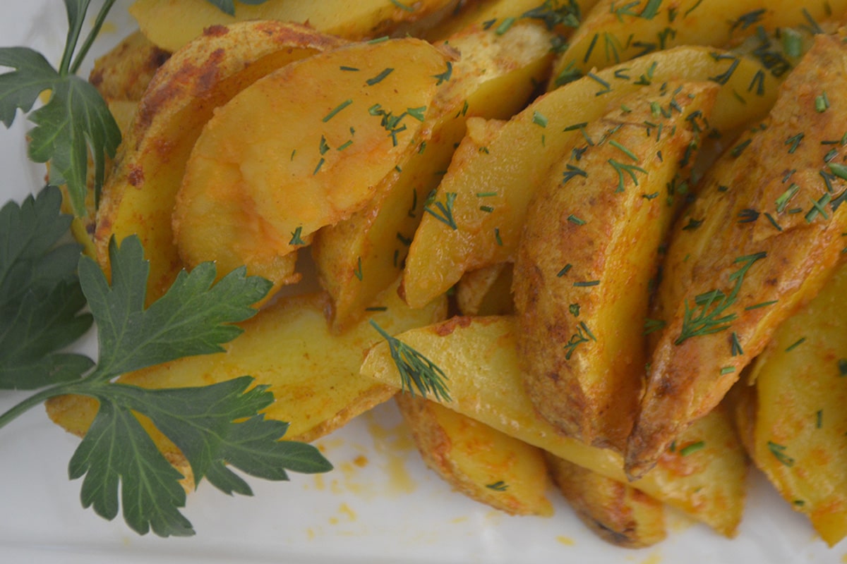 Половина корзины готовой еды